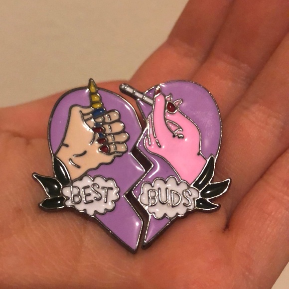Best Buds Brooches ๐งโโ๏ธ๐งโโ๏ธ - Picture 6 of 6
